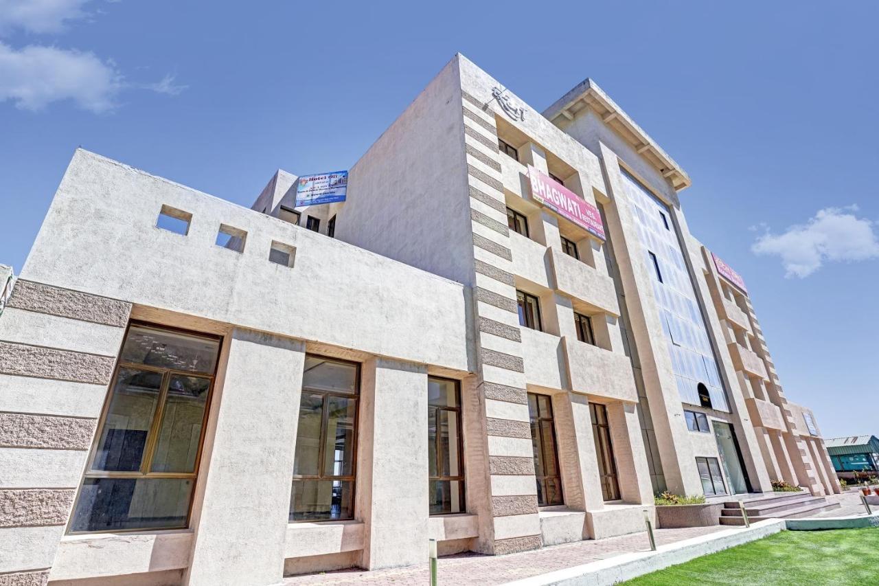 Townhouse Oak Hotel Rama Nászik Kültér fotó
